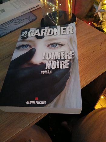 LIVRE LUMIERE NOIRE DE LISA GARDNER *