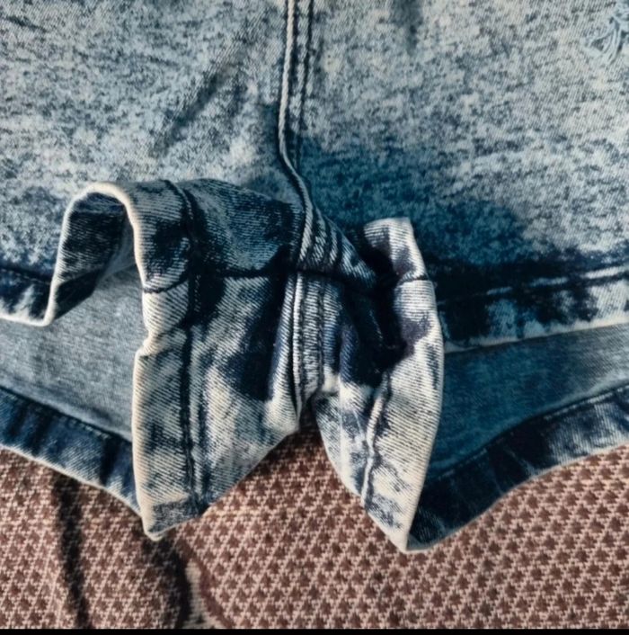 Short en jeans effet délavé (effet vieilli)et troué taille 40 - photo numéro 7