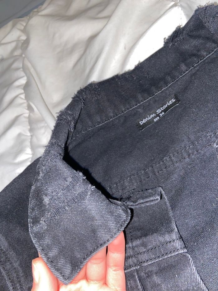 une petite veste  en jean noire - photo numéro 2