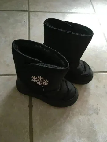 Bottes de neige enfant Taille 25 très bon état