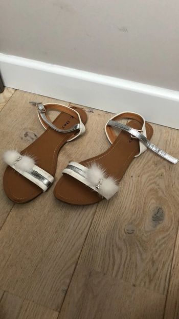 Sandales pompons blanc