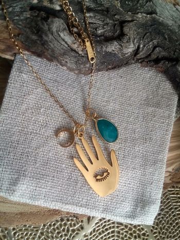 Collier amulette grigri main oeil lune et pierre naturelle d'apatite sertie