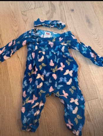 Vends combinaison Levi s avec bandeau en bon état taille 12 mois