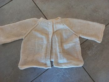 Gilet tricoté main crème 3/6 mois neuf