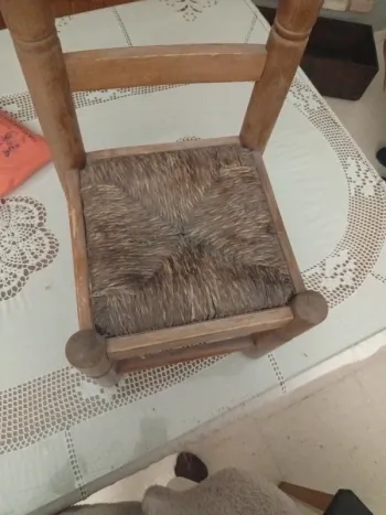 Silla de madera con asiento de enea