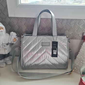 Très beau sac argenté