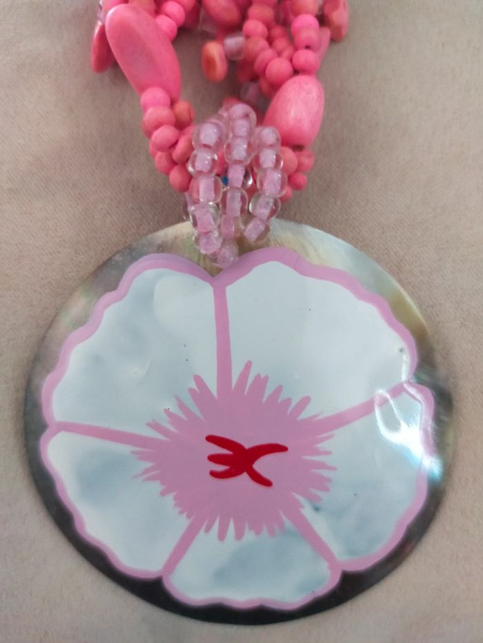 Collier ethnique rose vif en perles naturelles + grand pendentif floral nacré - photo numéro 14