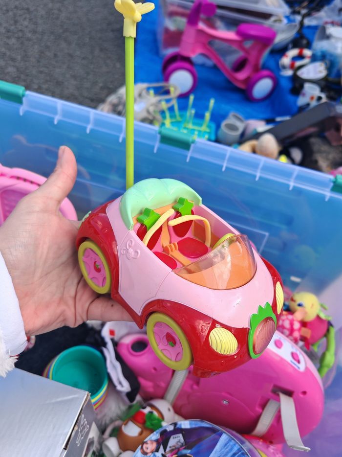 Voiture charlotte aux fraises