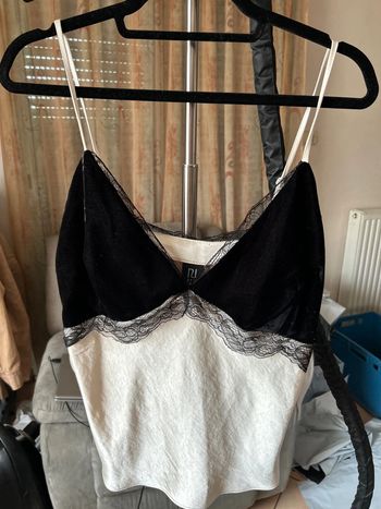 Caraco beige et poitrine velours noire