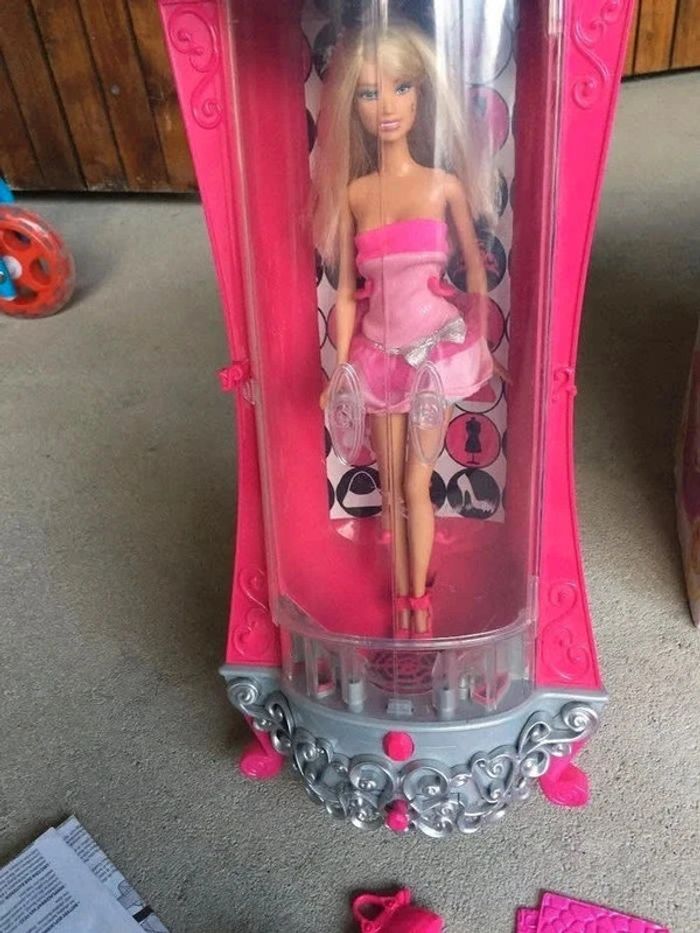 Barbie et son armoire + rechange - photo numéro 5