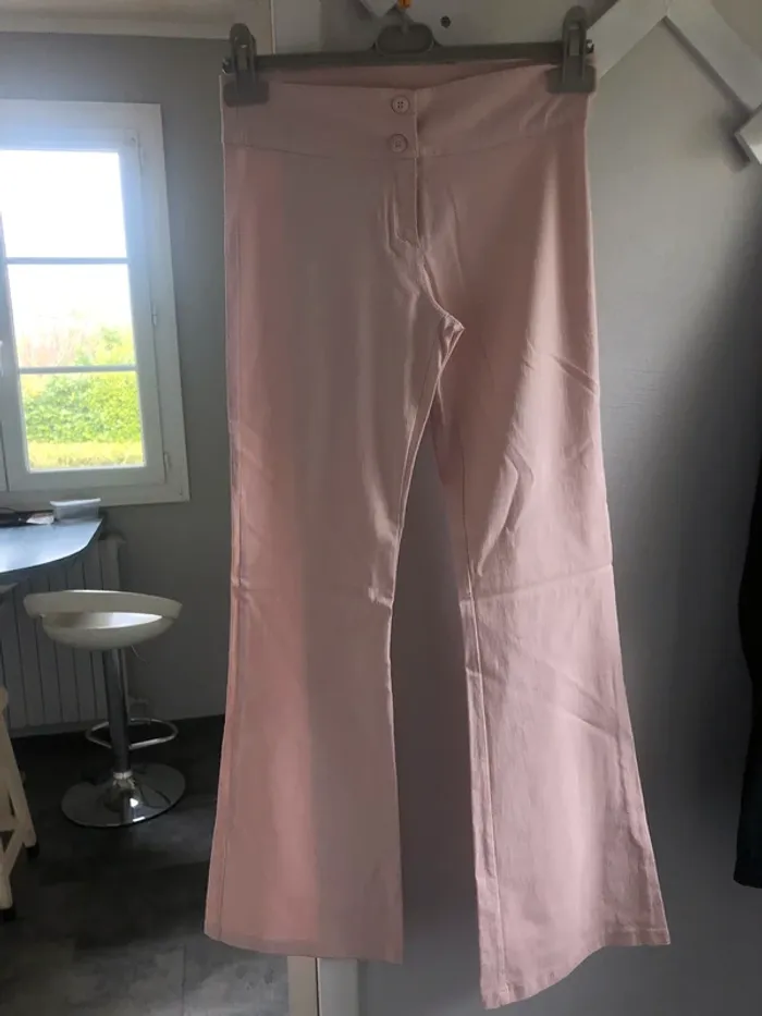 pantalon rose flare jambes évasée