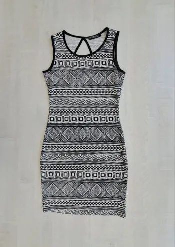 Robe Orcelly - taille S - moulante - motif azteque noir blanc - col rond - ouverture dos