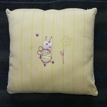 Coussin enfant rose et vert anis brodé