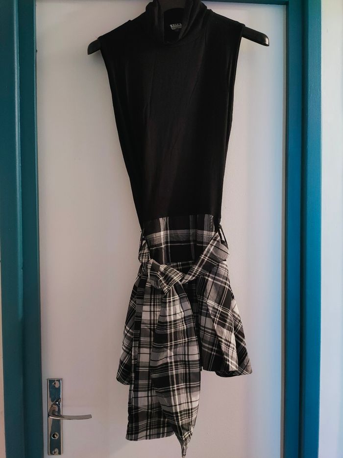 Petite robe courte  sans manche - photo numéro 2
