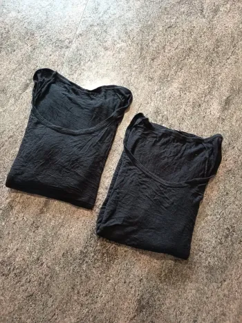 Lot de 2 T-shirts identiques taille 38 sans marque