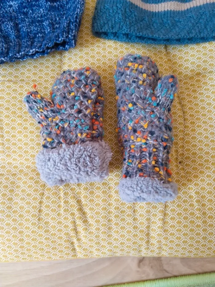 Lot bonnets et moufles taille 1-2 ans - photo numéro 2
