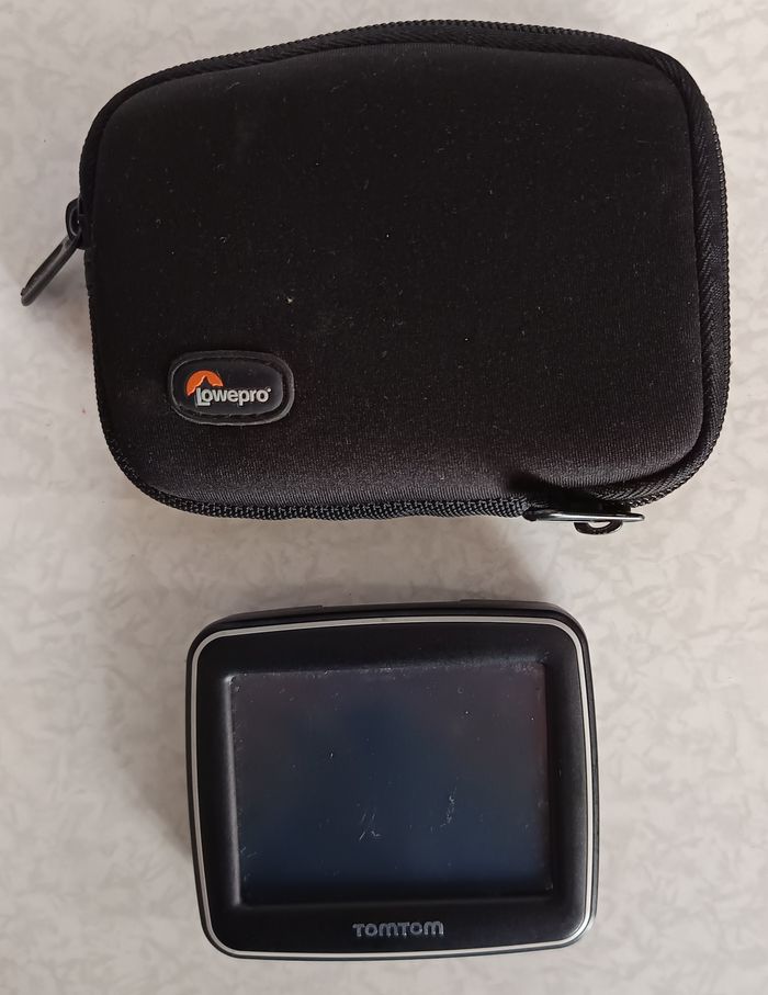 GPS TomTom Modèle 1EX00 fourni avec une sacoche