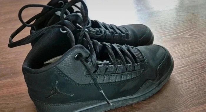 Basket Nike jordan noir montante 36