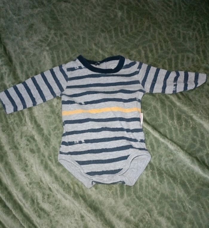 Lot bodies 3 mois - photo numéro 2