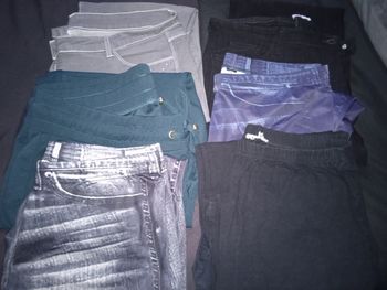 Lot vêtements (tee-shirts, débardeurs, robes été, jeans, leggings, shorts, cyclistes ) taille 44-46-48