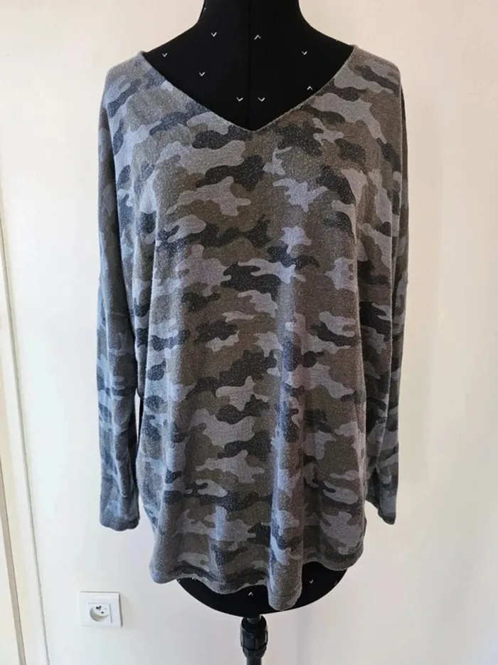 Pull femme camouflage Peace n' Love col V - Taille M/L - Manches longues