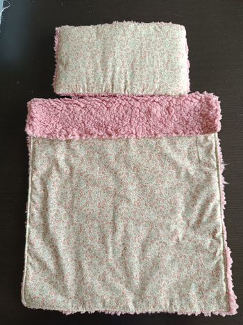 Ensemble literie lit de poupée : oreiller et couverture coton / sherpa rose