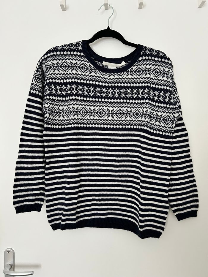 Pull bleu marine et blanc motif hiver Noël manches longues matière laine alpaga H&M M