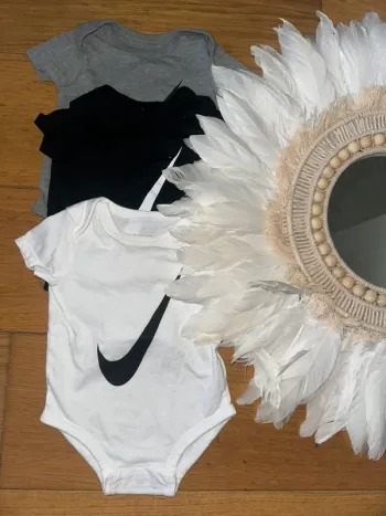 👶 Lot de 3 bodies Nike – 6 mois