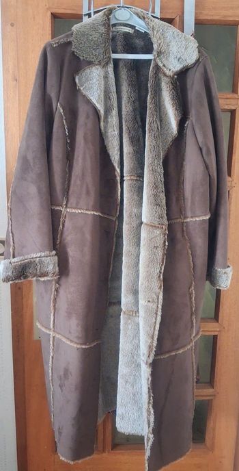 Manteau imitation cuir nubuk. Doublé fausse fourrure. 