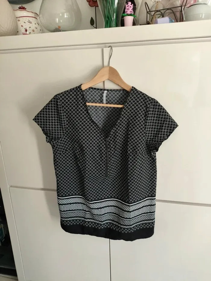 Blouse noire à motifs géométriques – Taille 40 – Très bon état