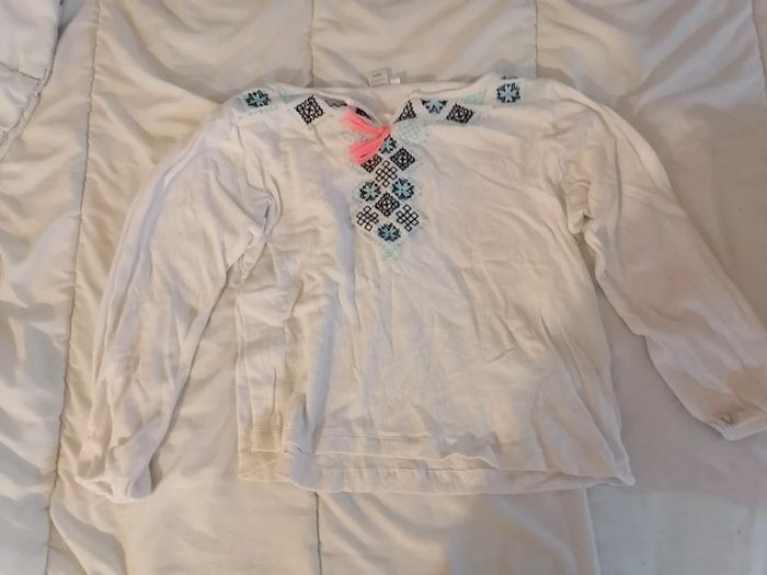 Haut blanc liseré bleu. 6 ans