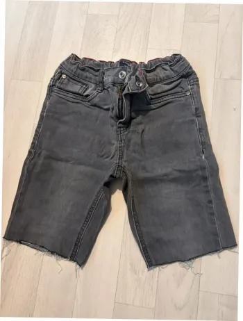 Short coupé gris 10 ans Kiabi très bon état