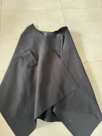 Pancho noir, très bon état, taille unique