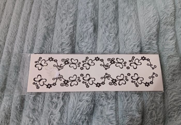 Tatouage temporaire papillons et fleurs