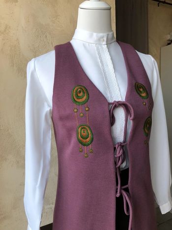 Veste sans manches brodées 70’