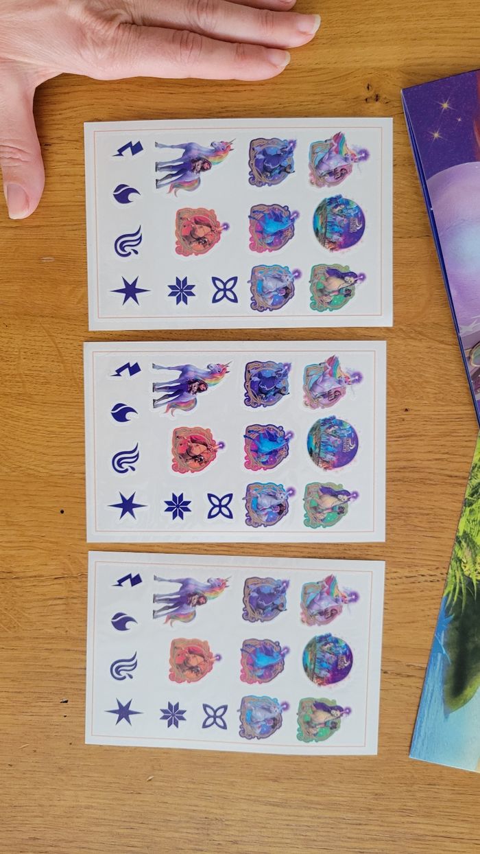 Lot L'école des licornes : 1 album panini , 3 planches de tatouage temporaire, 1 poster - photo numéro 3