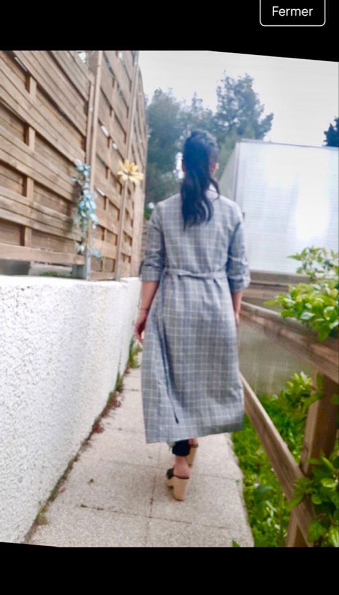 Veste longue Belcci mi-saison non doublée longue ceinturée Prince de Galles Boutonnage fictif Effet peignoir longue et très féminine Carreaux blanc gris noir et très discret rose Étiquetée taille M/L - photo numéro 8