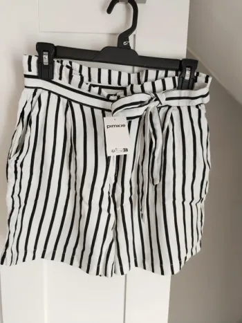 Short à rayures noires et blanches