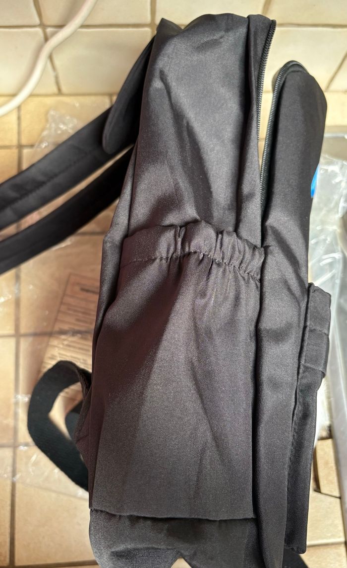 Sac à dos noir STITCH pour filles ou garçons (38 X 28 x 11 cm) Neuf juste déballé pour la photo - photo numéro 4