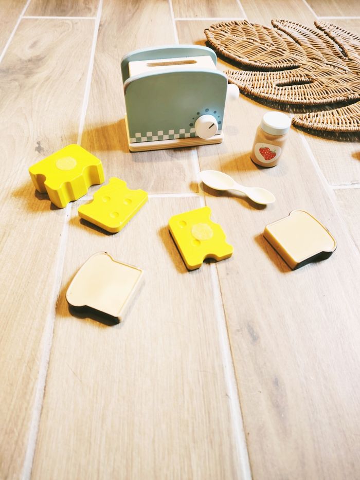 🍞 Jeu d'imitation - Dinette en bois et plastique grille pain avec aliments petit déjeuner