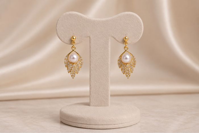 Boucles d'oreilles pendantes feuille et perle dorées ✨