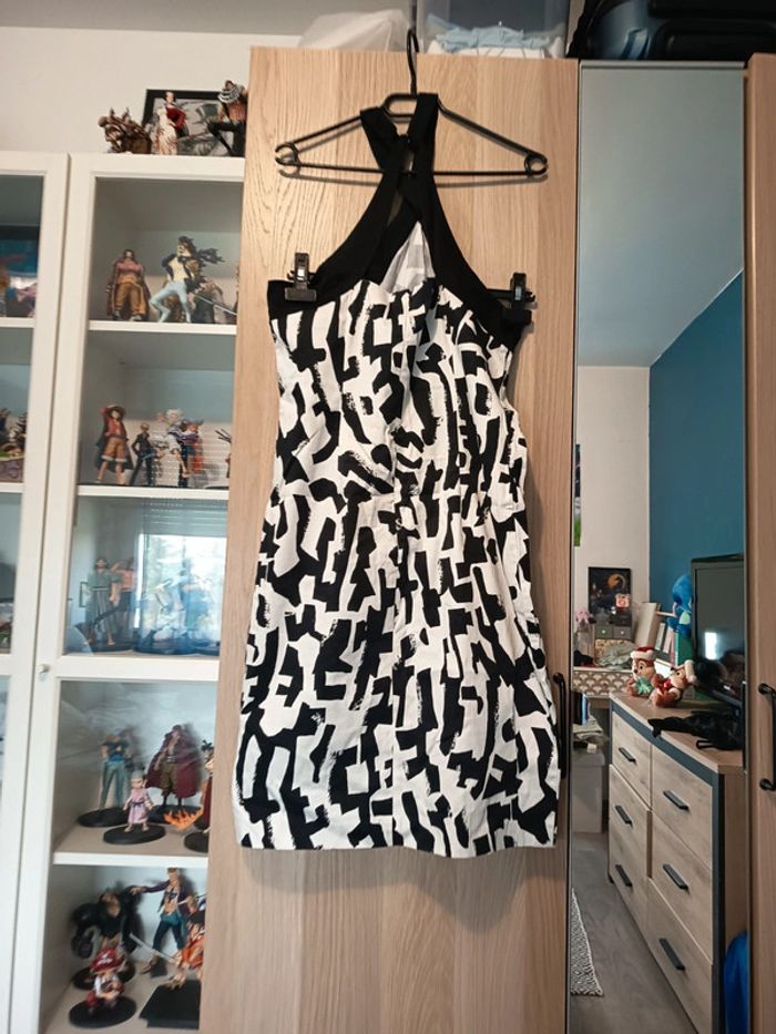 Robe blanche avec dessin noir et détails
Neuve Camaïeu - Taille XXL 44 - photo numéro 7