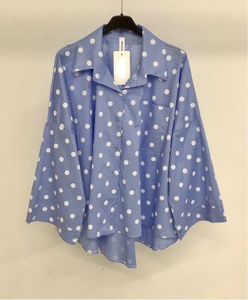 Chemise bleu à pois blancs oversize – style tendance
