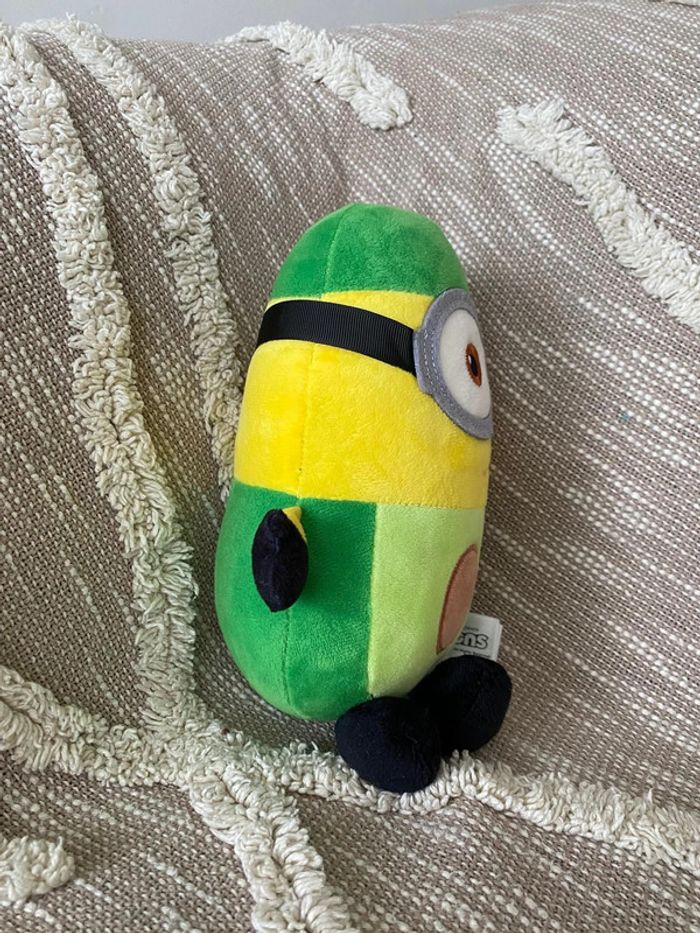 Peluche doudou 25cm moi moche et méchant les minions jaune avocat vert très bon état - photo numéro 2