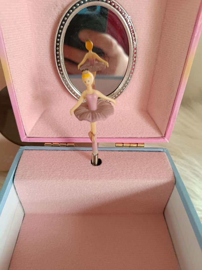 Boite a bijoux avec danseuse neuf