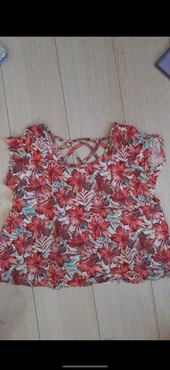 T-shirt fleuri Avec au dos un peu de lassage