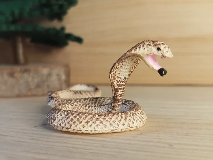 Figurine Serpent cobra beige Animal du désert