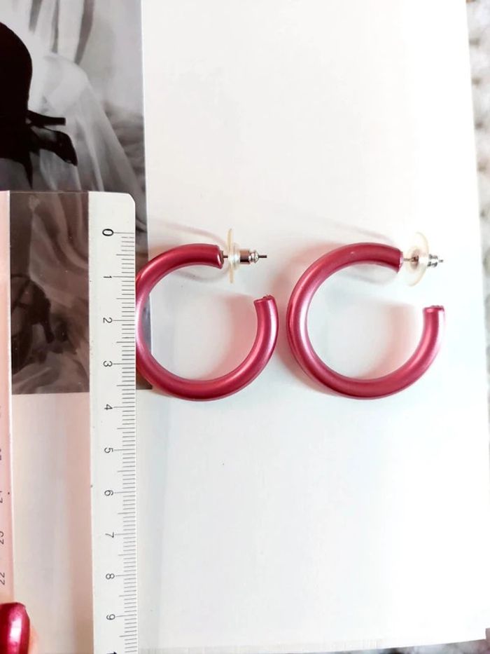 Magnifique paire de boucles d'oreilles créoles taille petite, couleur rose nacré - photo numéro 3