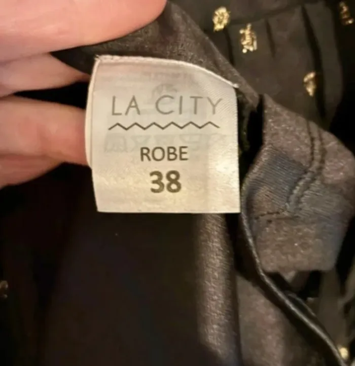 Robe noire élégante à détails dorés La City taille 38 - photo numéro 10