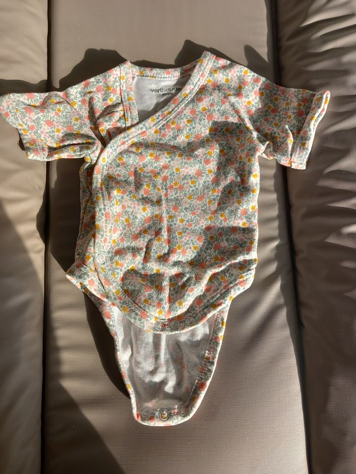 2 Bodys neufs naissance et bonnet - photo numéro 3